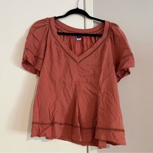 Old Navy baby doll flutter sleeve v neck top. Size M
